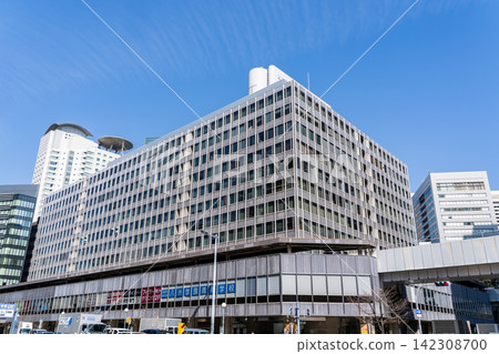 大阪站前1號大樓（大阪站前樓），與JR東西線北新地站直接相連。商業綜合用途建築（辦公大樓），位於大阪市北區梅田。 142308700