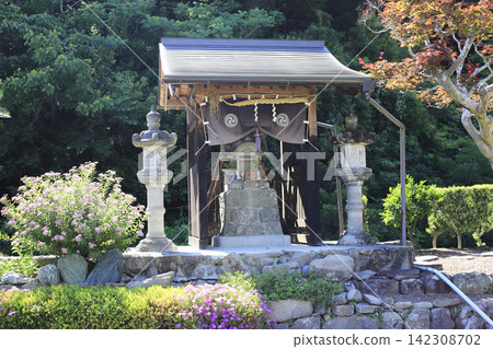 八幡神社位於四國巡禮的第四座寺廟－大日寺內，坐落在緩坡上。 142308702