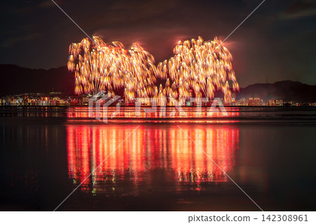Lake Biwa Fireworks Festival and reflections on the lake surface Lake Biwa Fireworks Festival and reflections on the lake surface 142308961