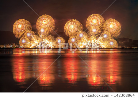Lake Biwa Fireworks Festival and reflections on the lake surface Lake Biwa Fireworks Festival and reflections on the lake surface 142308964