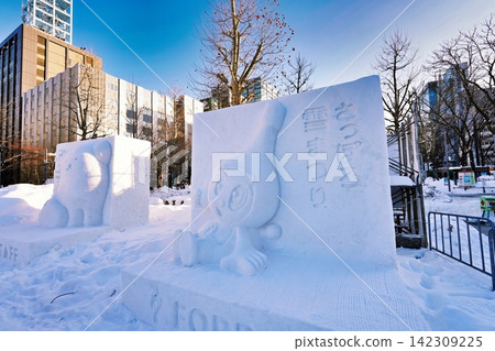 這是札幌冰雪節大通公園舉辦場地的場景。 這是札幌冰雪節大通公園舉辦場地的場景。 142309225