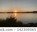 Breathtaking sunset over a calm alpine lake 142309365