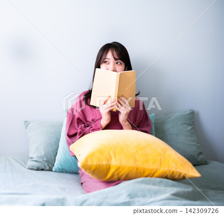 讀一本書的女人 142309726