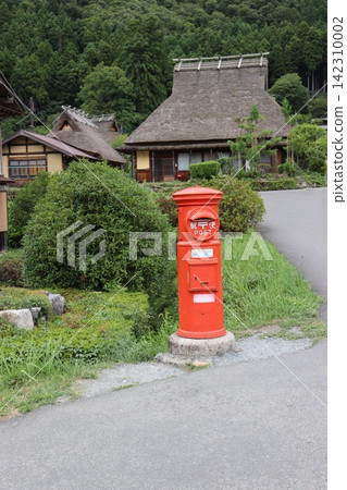 A lush green landscape of the thatched-roof village in Miyama, Kyoto Prefecture, and a nostalgic mailbox. A lush green landscape of the thatched-roof village in Miyama, Kyoto Prefecture, and a nostalgic mailbox. 142310002