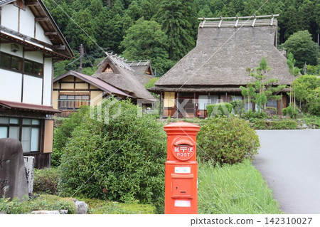 A lush green landscape of the thatched-roof village in Miyama, Kyoto Prefecture, and a nostalgic mailbox. A lush green landscape of the thatched-roof village in Miyama, Kyoto Prefecture, and a nostalgic mailbox. 142310027