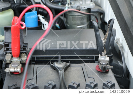 Charge the battery by connecting the terminals. Charge the battery by connecting the terminals. 142310069