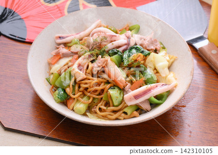 Note: The steam is artificially created. Special Sauce Yakisoba Note: The steam is artificially created. Special Sauce Yakisoba 142310105