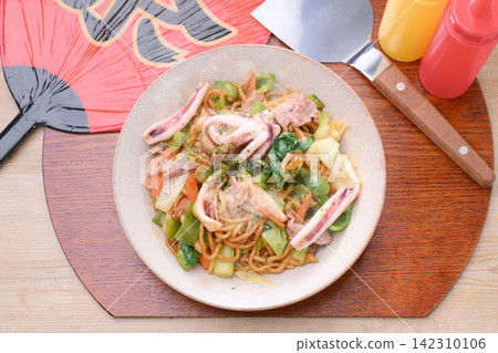 Note: The steam is artificially created. Special Sauce Yakisoba Note: The steam is artificially created. Special Sauce Yakisoba 142310106