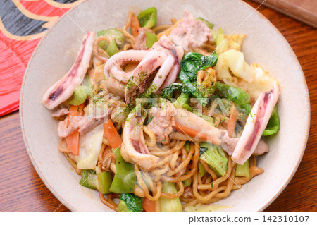 Note: The steam is artificially created. Special Sauce Yakisoba Note: The steam is artificially created. Special Sauce Yakisoba 142310107