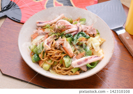 Note: The steam is artificially created. Special Sauce Yakisoba Note: The steam is artificially created. Special Sauce Yakisoba 142310108