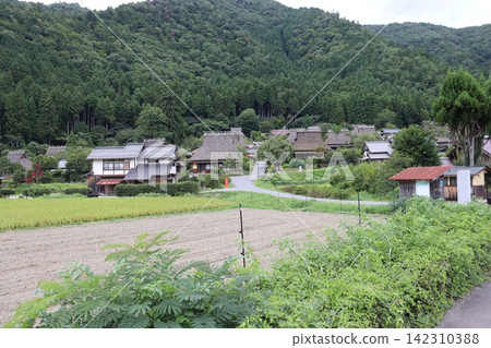 京都府美山市茅草屋頂村莊的清新翠綠景色 京都府美山市茅草屋頂村莊的清新翠綠景色 142310388