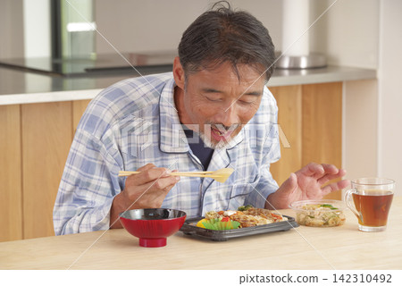 飲食習慣不健康的中年男性 飲食習慣不健康的中年男性 142310492