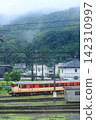 A light drizzle falls as the Kiha 47 series Nostalgia train enters the Tsuyama Depot of JR West Japan. (Photographed on June 20, 2026) 142310997
