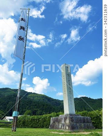 藍天和石碑 藍天和石碑 142311639