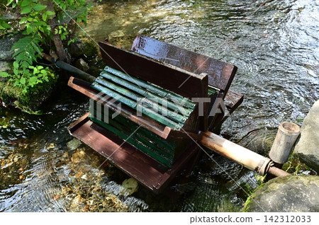 A waterwheel and water flow for washing potatoes A waterwheel and water flow for washing potatoes 142312033