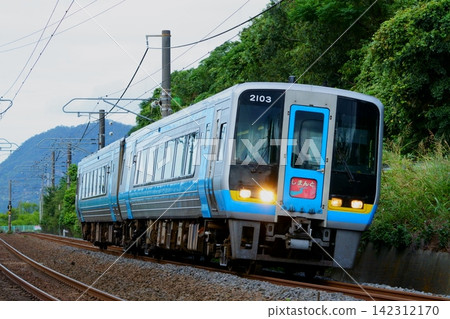 【旺季期間常見現象】特快列車四萬十號將由2000系列車替代 【旺季期間常見現象】特快列車四萬十號將由2000系列車替代 142312170