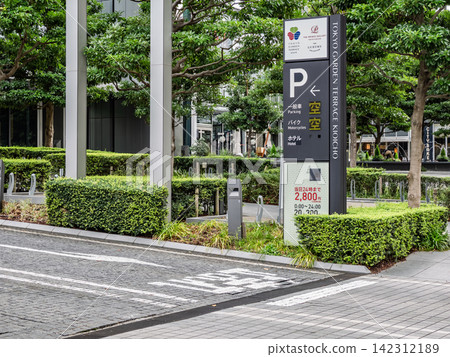 收費停車場入口處的指示牌顯示壅塞程度。 收費停車場入口處的指示牌顯示壅塞程度。 142312189