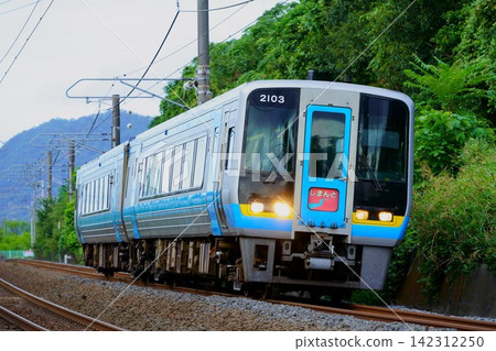 [2000 series diesel railcar substitute] Limited Express Shimanto 142312250
