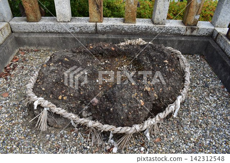 大石神社的女性石像,據說觸摸它可以帶來好運,保佑孕婦平安生產。 大石神社的女性石像,據說觸摸它可以帶來好運,保佑孕婦平安生產。 142312548