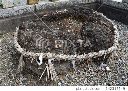 大石神社的女性石像,據說觸摸它可以帶來好運,保佑孕婦平安生產。 大石神社的女性石像,據說觸摸它可以帶來好運,保佑孕婦平安生產。 142312549
