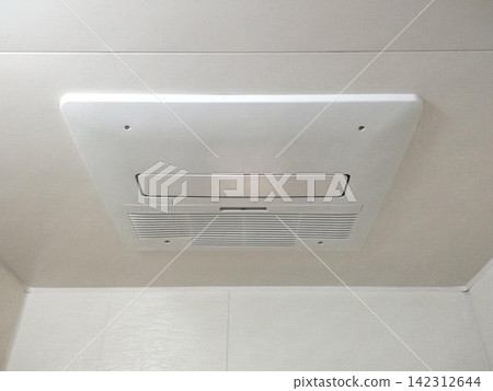 乾淨的浴室天花板上安裝著一台浴室暖風機/烘乾機。 乾淨的浴室天花板上安裝著一台浴室暖風機/烘乾機。 142312644