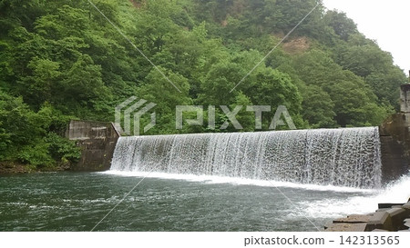 有水壩的河流 有水壩的河流 142313565