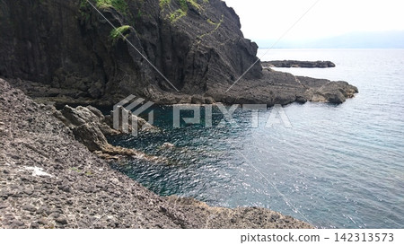 平靜的岩石海岸 平靜的岩石海岸 142313573