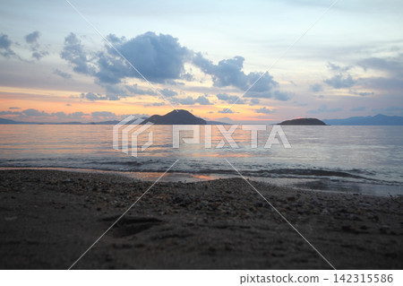 Seaside town of Turgutreis and spectacular sunsets 142315586