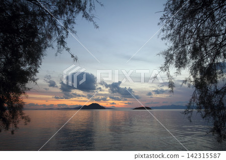 Seaside town of Turgutreis and spectacular sunsets 142315587