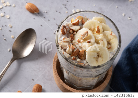 Chia seed pudding parfait Chia seed pudding parfait 142316632