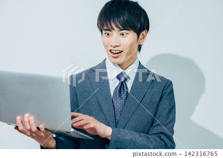 使用電腦的男人 142316765