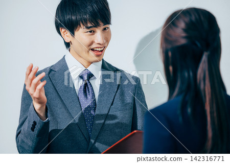 男女討論商業 142316771