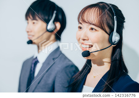 關於收入談話的運營商的一名年輕女子 關於收入談話的運營商的一名年輕女子 142316776
