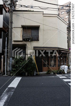 A shop and residence with a beautiful wooden-framed sliding door and a retro Showa-era mortar exterior, standing on the corner of an intersection. A shop and residence with a beautiful wooden-framed sliding door and a retro Showa-era mortar exterior, standing on the corner of an intersection. 142317907