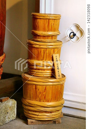 清酒釀造廠和酒窖中使用的木桶 清酒釀造廠和酒窖中使用的木桶 142318098