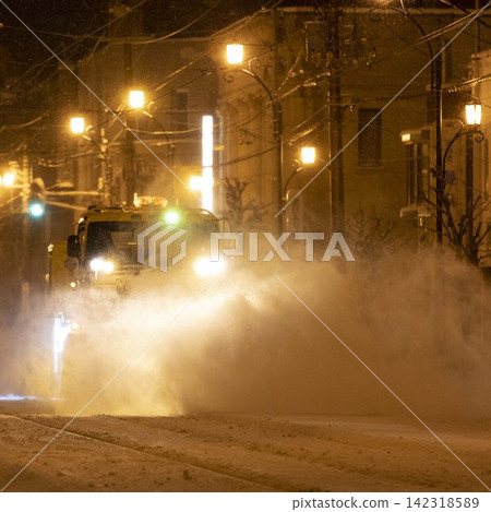 【比例變化】鏟雪車(附刷子)駛過,揚起陣陣雪霧。 【比例變化】鏟雪車(附刷子)駛過,揚起陣陣雪霧。 142318589