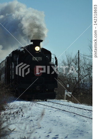 SL 冬季沼澤列車沿著白雪皚皚的森茂主線行駛,冒出白煙。 SL 冬季沼澤列車沿著白雪皚皚的森茂主線行駛,冒出白煙。 142318603