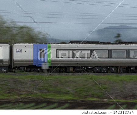 [Two-part vehicle side view] KiHa 281 series (KiHa 281 leading car) 142318784