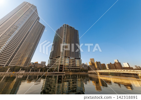 陽光燦爛地照耀著藍天,勝須和晴海的海濱地區也沐浴在陽光下。 陽光燦爛地照耀著藍天,勝須和晴海的海濱地區也沐浴在陽光下。 142318891