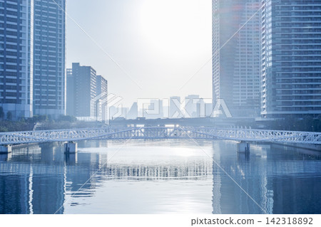 橫跨運河的橋樑和成片的高層公寓大樓 橫跨運河的橋樑和成片的高層公寓大樓 142318892