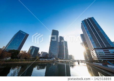 陽光燦爛地照耀著藍天，勝須和晴海的海濱地區也沐浴在陽光下。 142318893