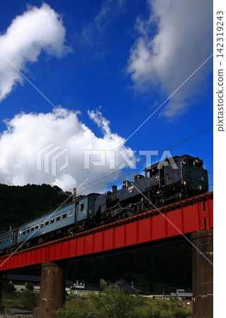 在晴朗的夏日天空下,由C11-190型機車牽引的SL川根寺號列車駛過大井川第一號橋。 (攝於2010年8月31日) 在晴朗的夏日天空下,由C11-190型機車牽引的SL川根寺號列車駛過大井川第一號橋。 (攝於2010年8月31日) 142319243