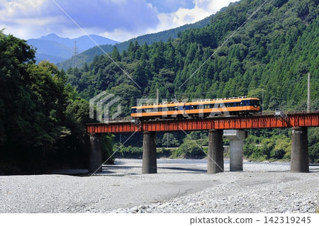 Oigawa Railway 16000 series train (formerly Kintetsu Limited Express 12200 series) crossing the Oigawa Second Bridge - Photographed on August 31, 2010. Oigawa Railway 16000 series train (formerly Kintetsu Limited Express 12200 series) crossing the Oigawa Second Bridge - Photographed on August 31, 2010. 142319245
