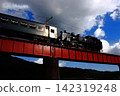 The SL Kawaneji train, pulled by locomotive C11-190, crosses the Oigawa First Bridge in the evening light, its body gleaming. (Photographed on August 31, 2010) 142319248