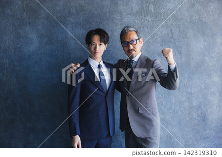 Smiling businessmen standing side by side Smiling businessmen standing side by side 142319310