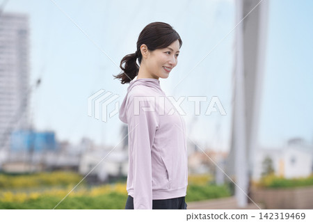 中年婦女身穿運動服伸展身體 142319469