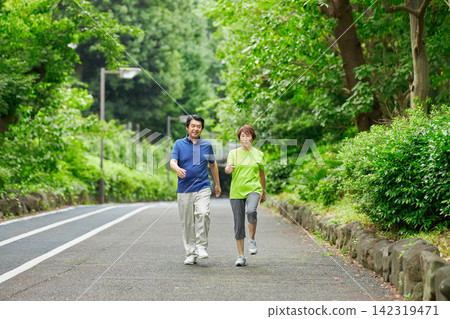 一對老年夫婦外出散步 142319471