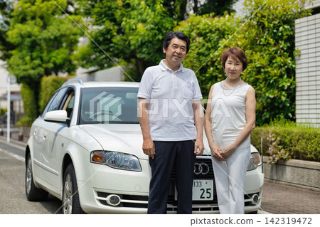 一對老年夫婦開車外出 142319472