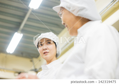 穿白大褂的人 穿白大褂的人 142319475
