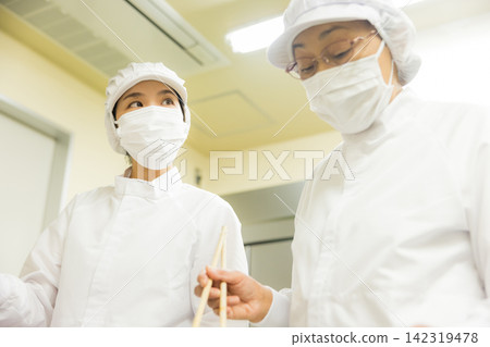 穿白大褂的人 穿白大褂的人 142319478